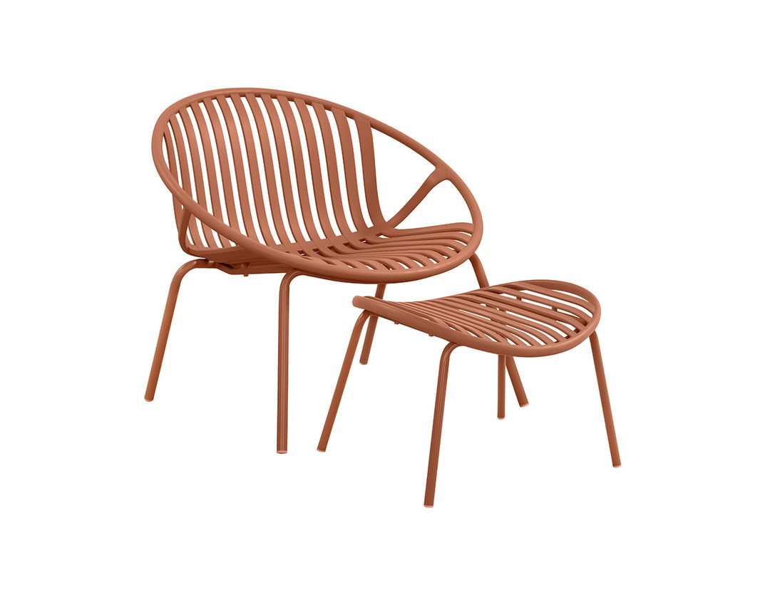 Ample Outdoor Plastic Relaxing Chair With Foot Rest
