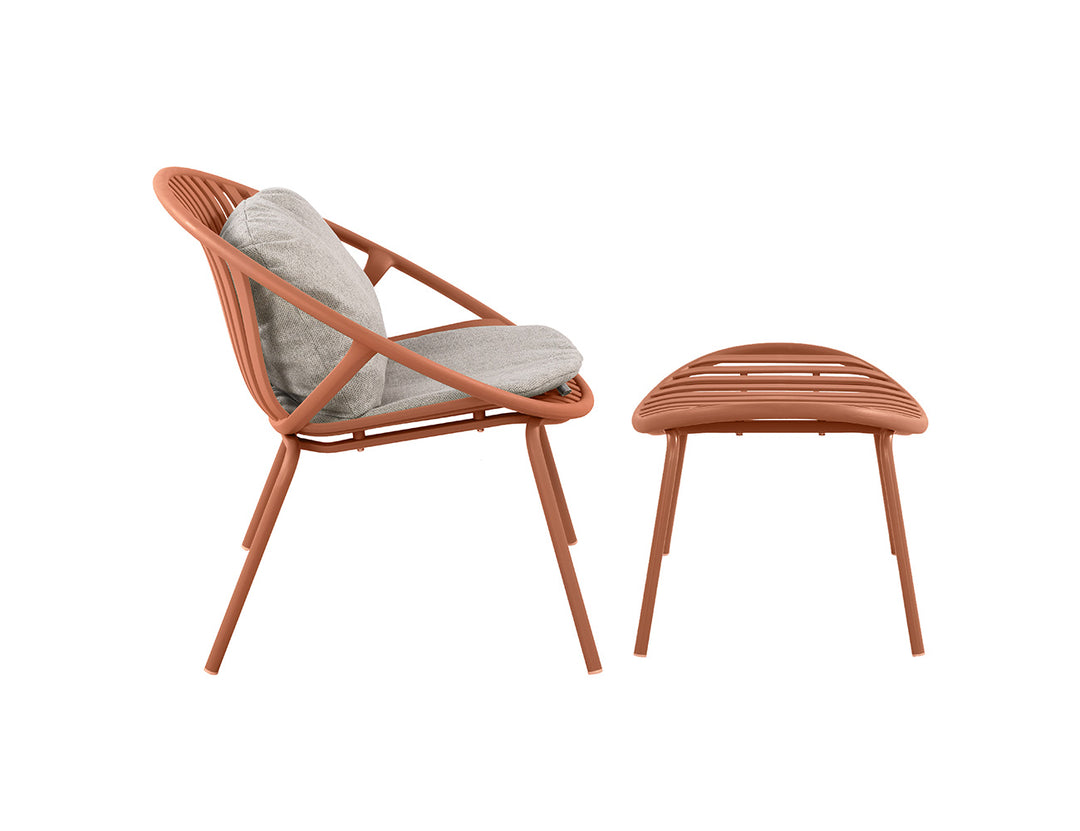 Ample Outdoor Plastic Relaxing Chair With Foot Rest