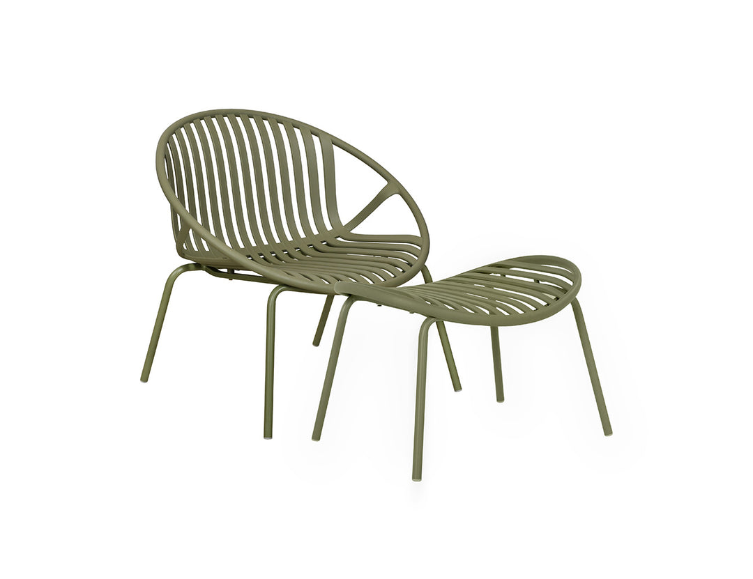 Ample Outdoor Plastic Relaxing Chair With Foot Rest