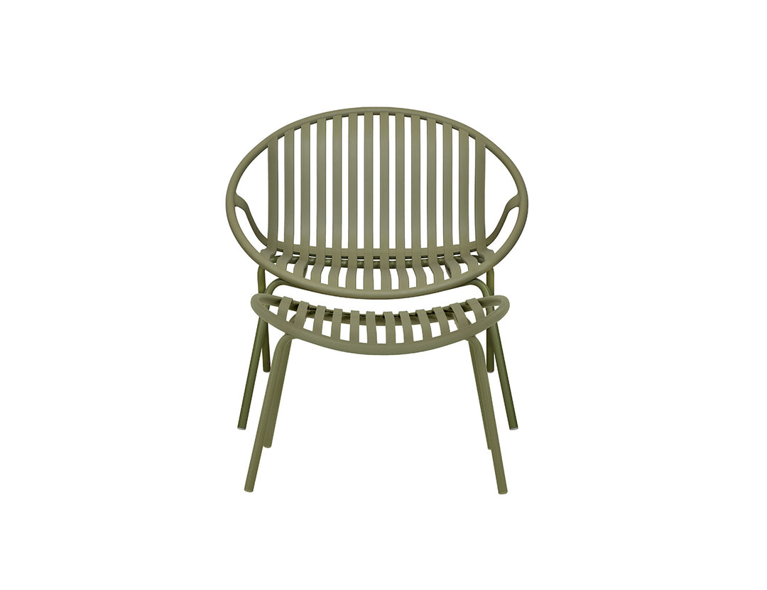 Ample Outdoor Plastic Relaxing Chair With Foot Rest