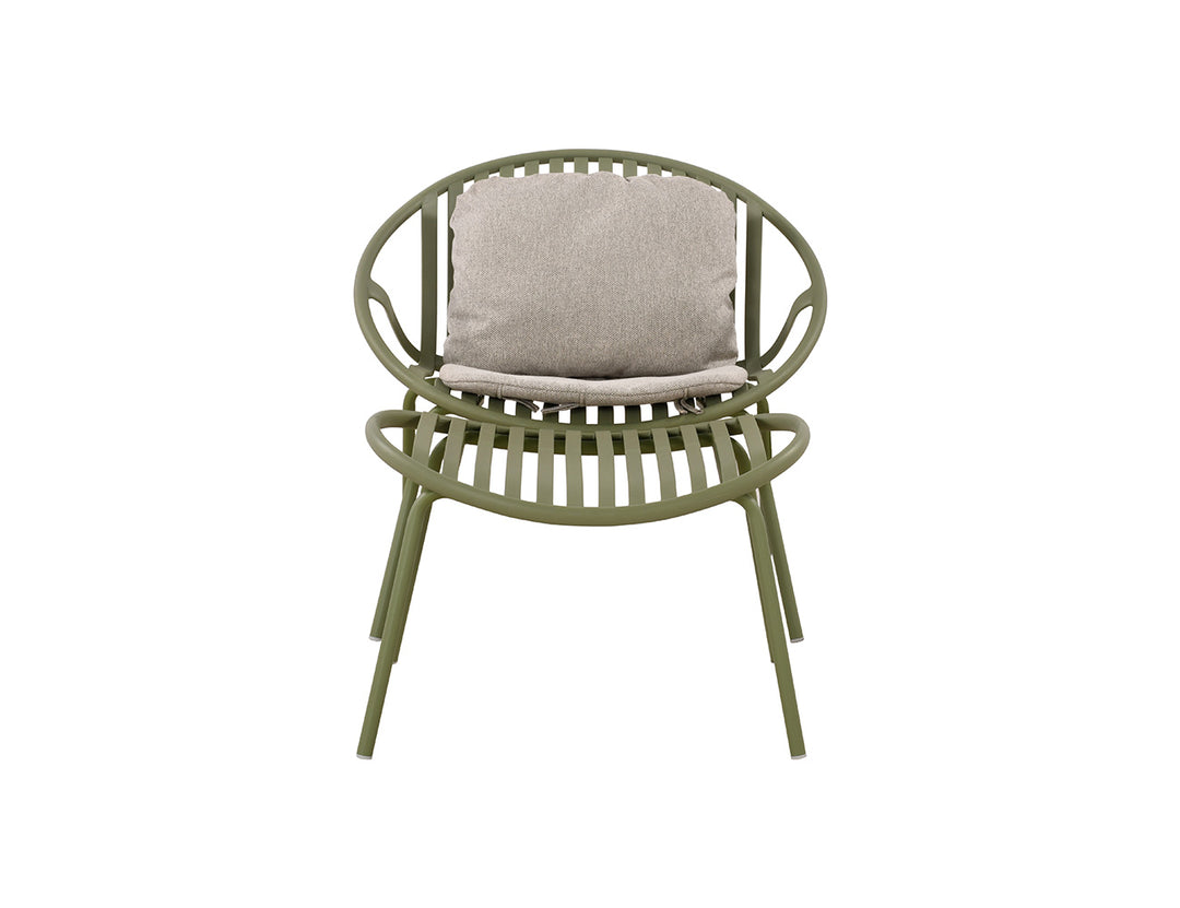 Ample Outdoor Plastic Relaxing Chair With Foot Rest