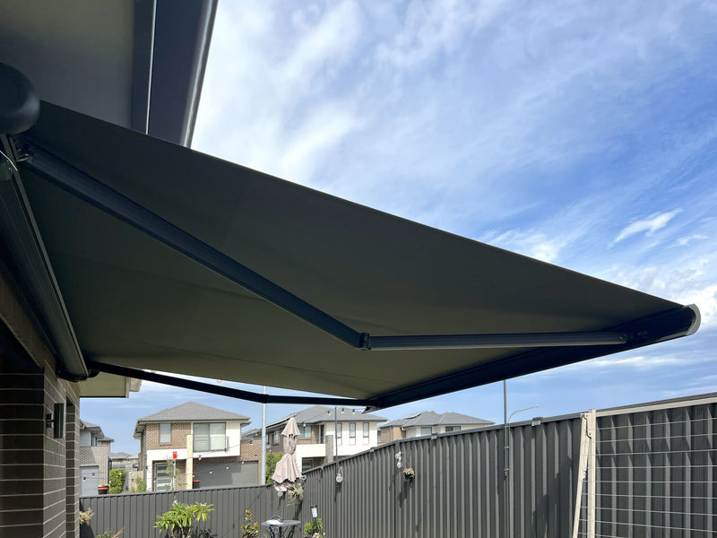 Shade on demand for a narrow courtyard